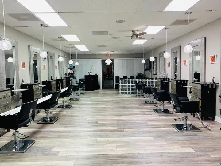 https://cdn.salonspotlight.com/photos/Mx8CZPiF8SehabSrB2FM/07923839-f745-4569-9b50-94f7a4aa9611_720x720