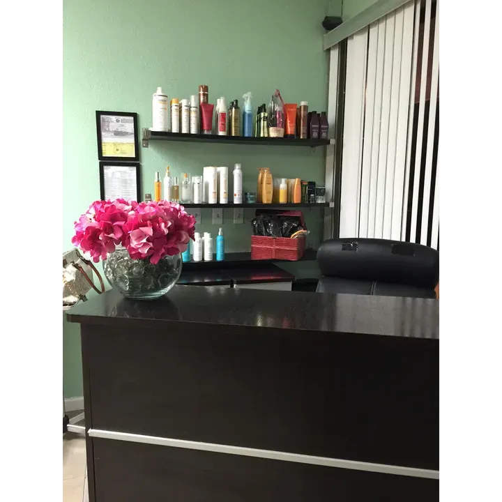 https://cdn.salonspotlight.com/photos/Mx8CZPiF8SehabSrB2FM/eecdeb47-6337-484c-a90b-17faa1519cc9_720x720