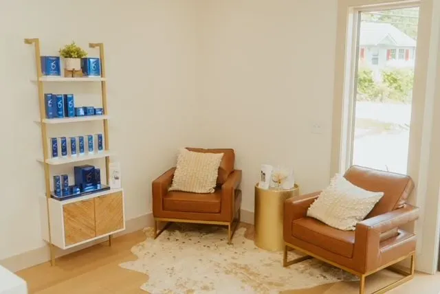 https://cdn.salonspotlight.com/photos/MyAxcREdXcxLed7FyKHa/d7b5f05e-afad-47cd-9bf0-24e475df0f08_720x720
