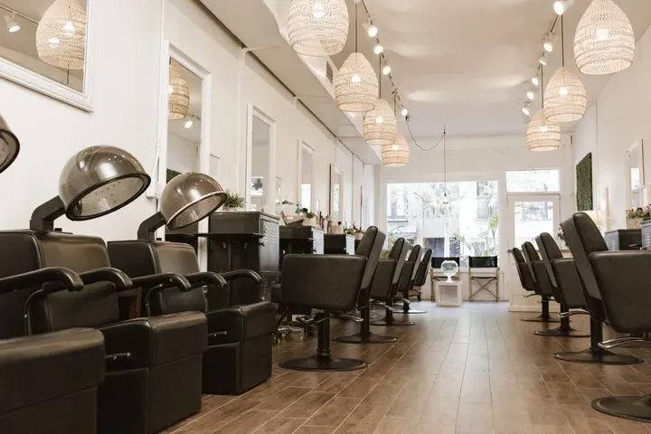 https://cdn.salonspotlight.com/photos/MzEw0BfzsWYKS2aJEQEM/91565777-718b-48c5-9891-2b757bdd5205_720x720