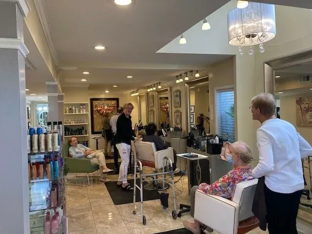 https://cdn.salonspotlight.com/photos/N0FP5aHgBHF545dmZV63/6e2fcdea-95d4-42e1-a1e7-f81682da8289_720x720