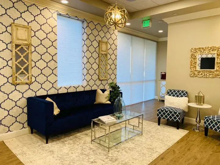 https://cdn.salonspotlight.com/photos/N0kRdZwsoqeJ3Ey7s1T6/71a97aba-5bc1-4c3e-ae3f-355488cee83a_720x720