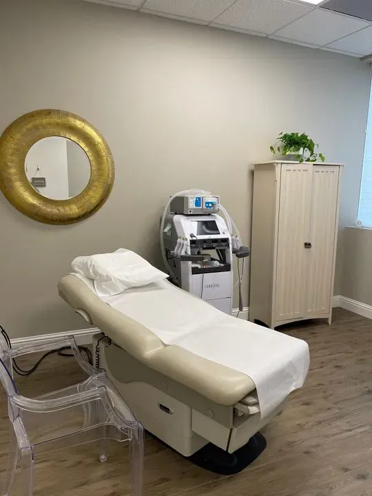 https://cdn.salonspotlight.com/photos/N0kRdZwsoqeJ3Ey7s1T6/fca8a0e3-763d-4635-ab09-d3bb8c209cdb_720x720