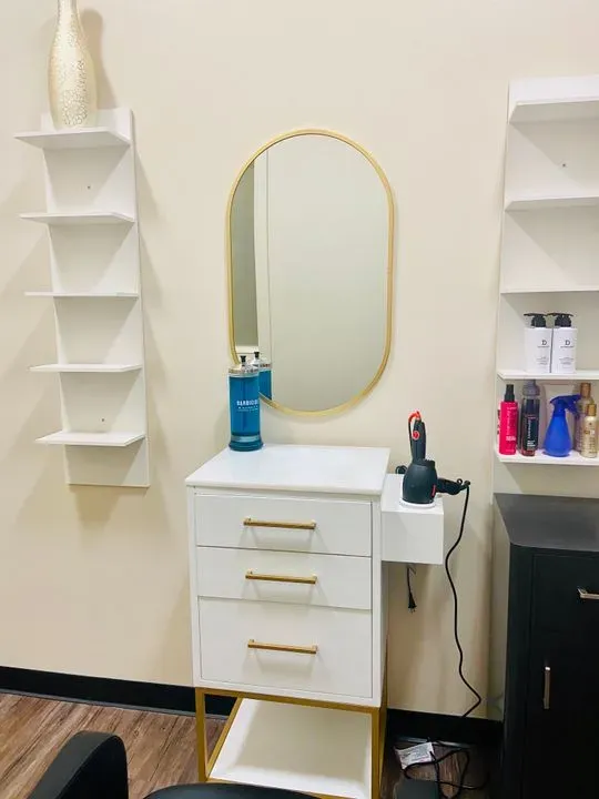 https://cdn.salonspotlight.com/photos/N2tQxmHTzyi5OC7Dof15/af90b255-9ec9-4de2-a526-285e578ea2e1_720x720