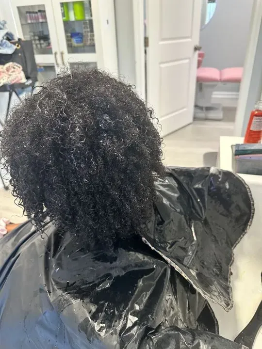 https://cdn.salonspotlight.com/photos/N2tQxmHTzyi5OC7Dof15/b9bd0158-0904-4e57-a744-a092281b7ad3_720x720