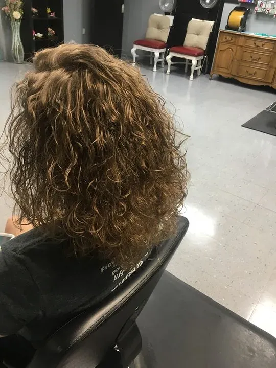 https://cdn.salonspotlight.com/photos/N3GPY5skOoLt3mEzbTVU/97b3968a-cc7b-41c2-bf73-e54f6af53bf9_720x720