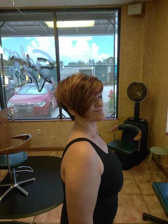 https://cdn.salonspotlight.com/photos/N45HGQy1ZLzmhysqtoe7/ad2c5e17-b3a5-453c-a3e7-cdd64a6dd716_720x720