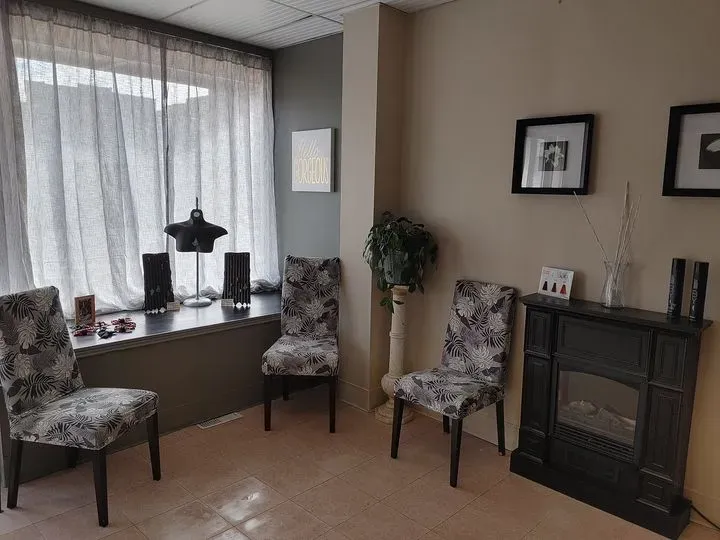 https://cdn.salonspotlight.com/photos/N5ngzLUnfSXzQ1Q56l5a/e738a555-ba9e-4189-9eb7-248f7ed708e0_720x720