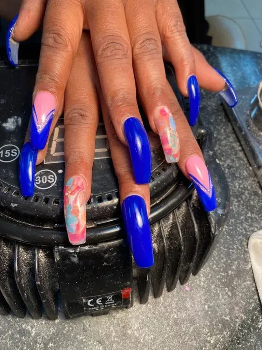 https://cdn.salonspotlight.com/photos/NBG1FJTWPPdfRbHZLmZk/4076daa3-5547-4c25-a78b-9c6c4912f815_720x720