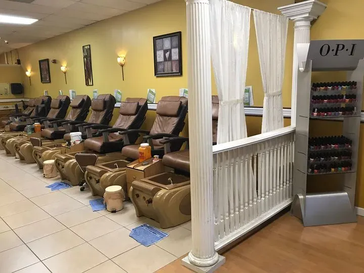https://cdn.salonspotlight.com/photos/NBG1FJTWPPdfRbHZLmZk/4d11d68e-be5b-4165-958f-7fbe3ceb8fac_720x720