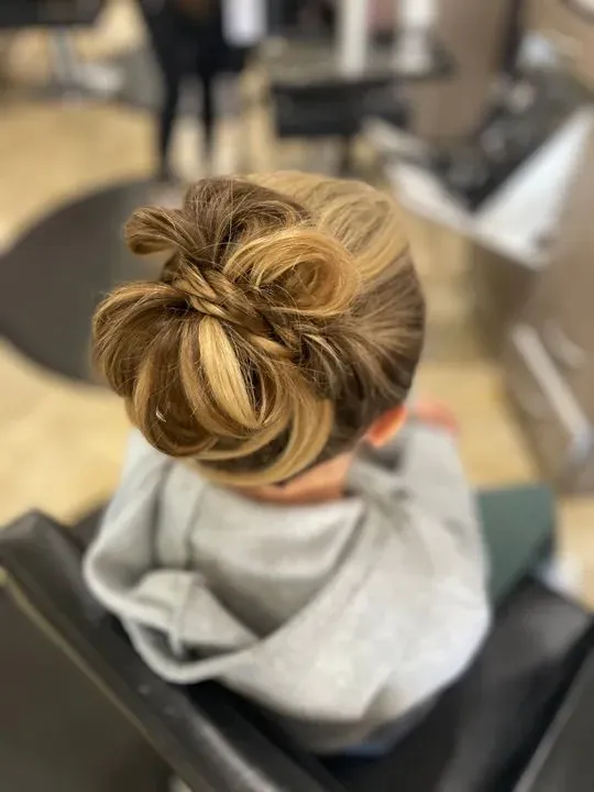 https://cdn.salonspotlight.com/photos/NBK9zM9r59KLx0HTmD5i/e2f61f5c-5ea1-4b99-85da-fb3d792da300_720x720