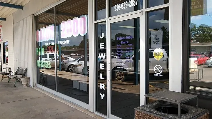 https://cdn.salonspotlight.com/photos/ND44ZFcYJJZSsVkvtwFK/37dccc29-645f-480b-b77b-92360c07059a_720x720