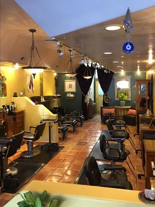 https://cdn.salonspotlight.com/photos/NDGLWLyLrTh1b55eHGXD/0c65afdc-aa27-4c57-96a4-62da78240484_720x720