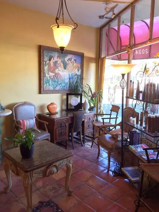 https://cdn.salonspotlight.com/photos/NDGLWLyLrTh1b55eHGXD/b38f21d5-dfe6-47ed-8bf8-24f6ec018aad_720x720