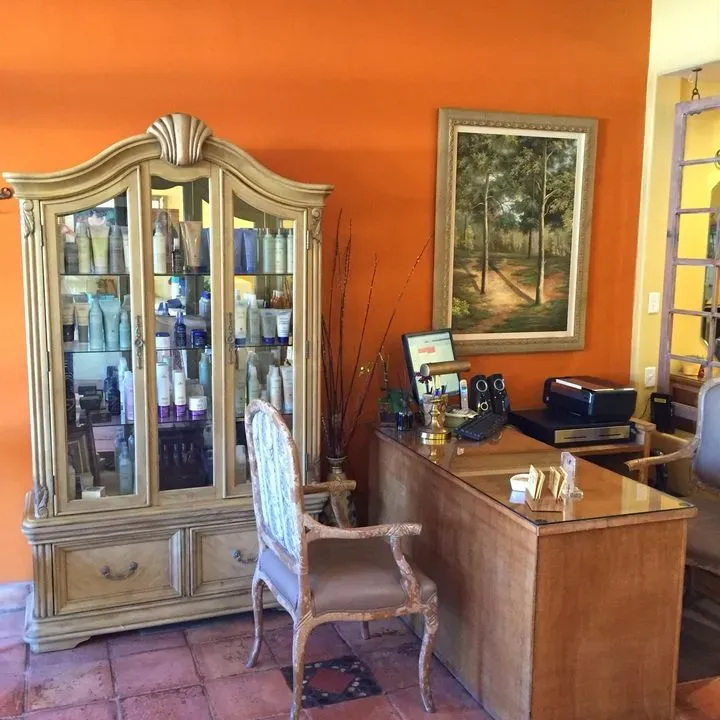 https://cdn.salonspotlight.com/photos/NDGLWLyLrTh1b55eHGXD/f4d28150-e318-4caa-848e-a12f48b131dd_720x720