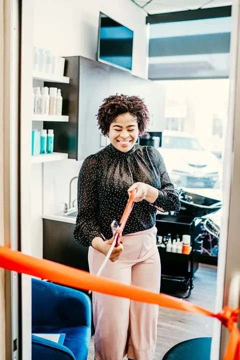 https://cdn.salonspotlight.com/photos/NET9rRZd00CW1wHfaBzH/3f61b4fc-a654-4f01-9839-f8a4985ca2e6_720x720