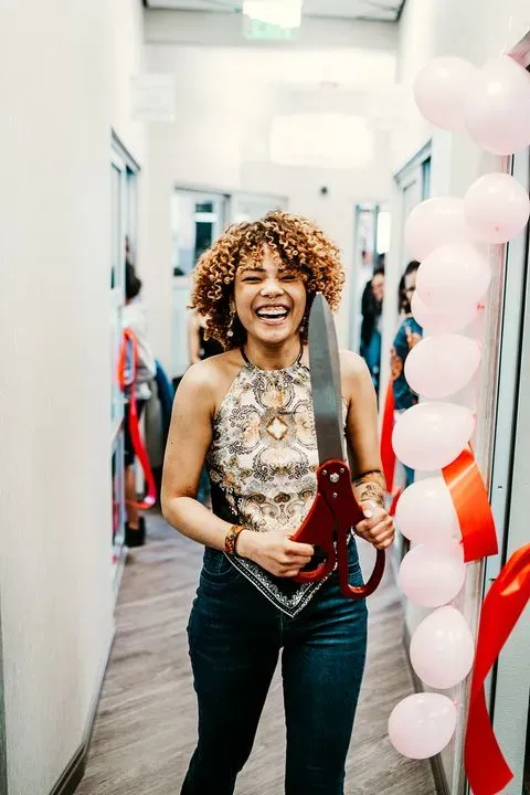 https://cdn.salonspotlight.com/photos/NET9rRZd00CW1wHfaBzH/c2af6052-e56a-4943-9d1e-36fdb538fce6_720x720