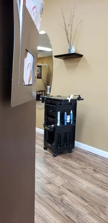https://cdn.salonspotlight.com/photos/NEiCw59z31VOM4O35bqk/25c12049-e846-4ff2-b28f-6f97cf2cfe73_720x720
