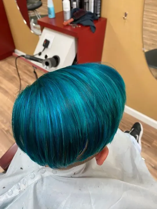 https://cdn.salonspotlight.com/photos/NEiCw59z31VOM4O35bqk/8475585a-198d-4512-a5b5-7f2f16c9251e_720x720