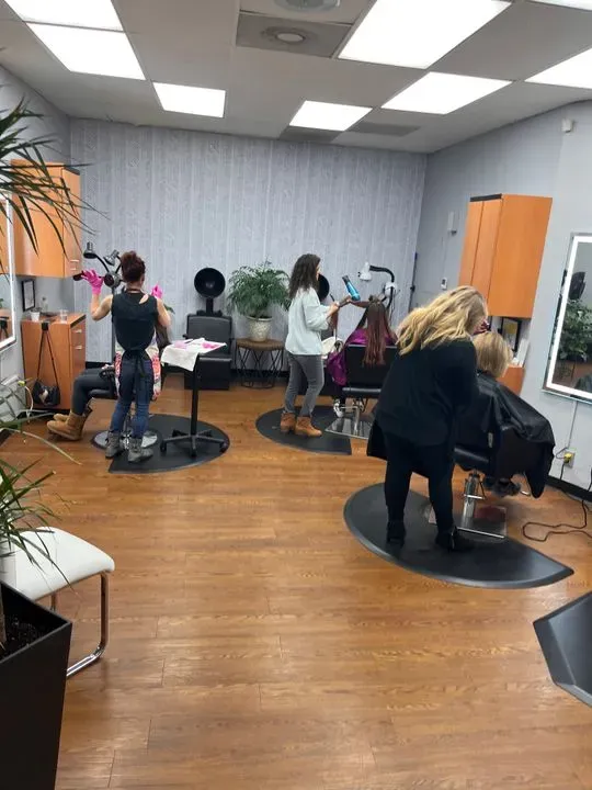 https://cdn.salonspotlight.com/photos/NGKLu9R5xOPgSQKeovKz/a89ecd17-8688-4453-bb9a-79f6eca103e1_720x720