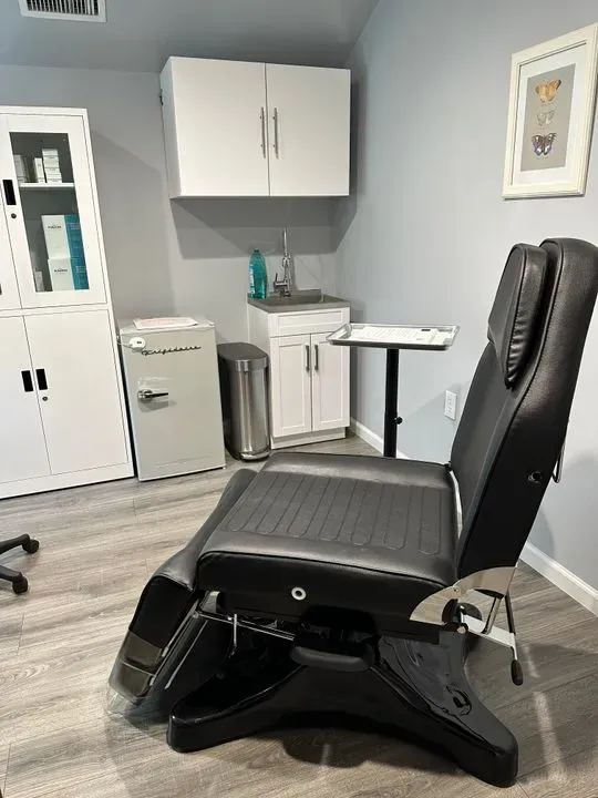 https://cdn.salonspotlight.com/photos/NHncmT0iMvK9ZT7Txppi/2cb989ec-a6e3-42b7-b1e1-91c3175c2155_720x720