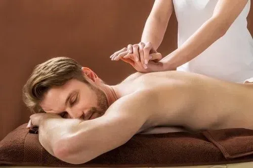 https://cdn.salonspotlight.com/photos/NKDTiH7gFPWHmsv6X41v/2e756e2c-7447-46e2-a396-862d3ef6cb23_720x720