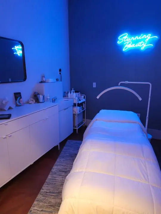 https://cdn.salonspotlight.com/photos/NKmpW6w4fAQeK5pPZdVk/9636e2ca-824a-4f62-b146-39365f78596c_720x720