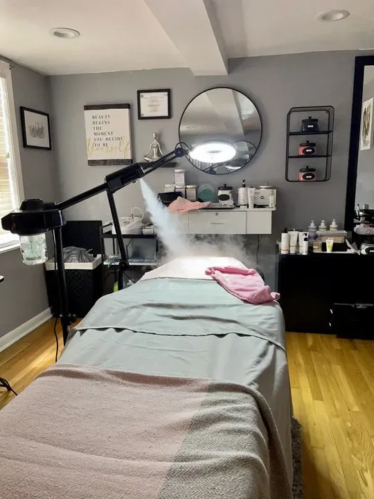 https://cdn.salonspotlight.com/photos/NLlwDIFtXSInu2ix85jy/d42ce8e1-3eb7-4fa4-ad77-8ea77af946a5_720x720