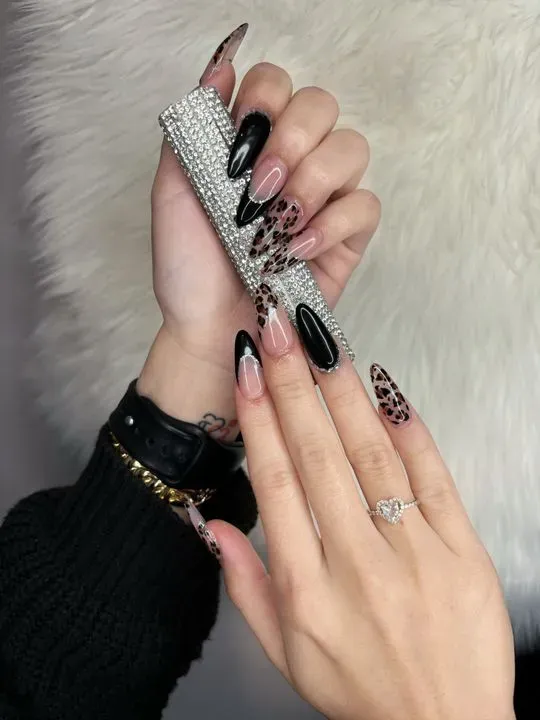 https://cdn.salonspotlight.com/photos/NQ6ZI8ou0BlXKdBdDxEd/75f00d58-a4b5-439f-b634-1c5a480ff3b0_720x720