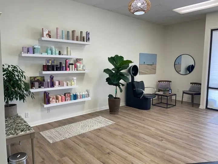 https://cdn.salonspotlight.com/photos/NQTBbcm50lf2drLdM4rN/a76154e7-0c17-4ba0-b8bd-45169fc76b47_720x720