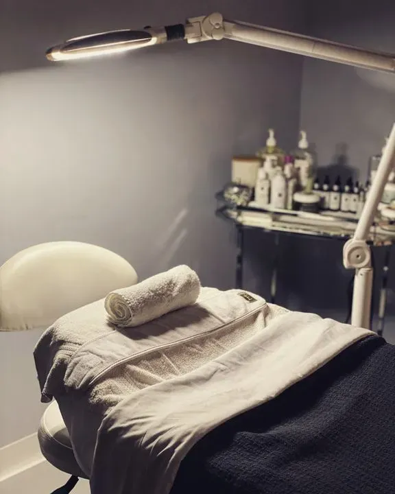 https://cdn.salonspotlight.com/photos/NSfWMJDFdCZ1fau1MY5q/7664e7cd-c68d-4cad-8818-20c532963127_720x720