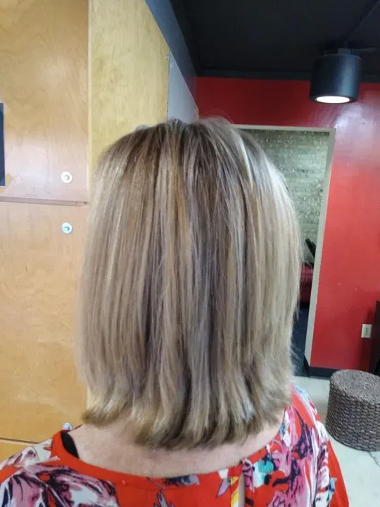 https://cdn.salonspotlight.com/photos/NTCBMQNXjyTtW1ZB5n7A/b472be76-0a2e-40c3-a2ad-1f36dac7d3a9_720x720