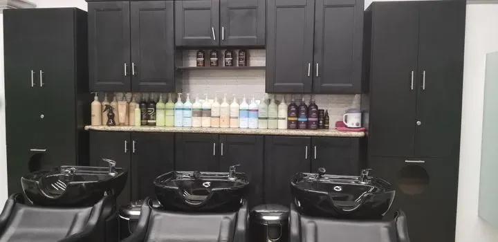 https://cdn.salonspotlight.com/photos/NUrPGQvfNUI1SPXU39U9/23a2ab0f-1abf-4dca-ba42-9dd65776aaca_720x720
