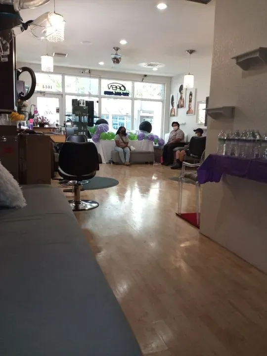 https://cdn.salonspotlight.com/photos/NV0TmeXeiTwSthghsdVG/78593797-1f32-430b-8247-5bc8b99e9801_720x720