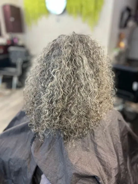 https://cdn.salonspotlight.com/photos/NV0TmeXeiTwSthghsdVG/a1f83716-3f75-42c0-b17a-47f92b0ea8c1_720x720