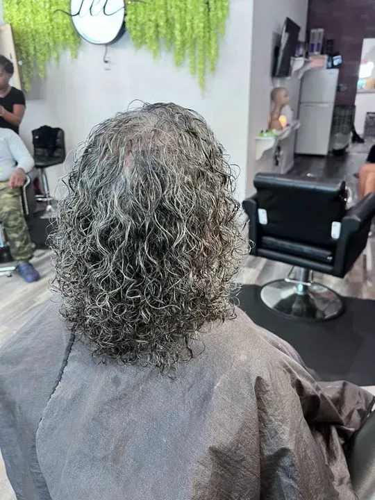 https://cdn.salonspotlight.com/photos/NV0TmeXeiTwSthghsdVG/ba02c4f6-95ad-4e3a-a402-f8e32de44544_720x720