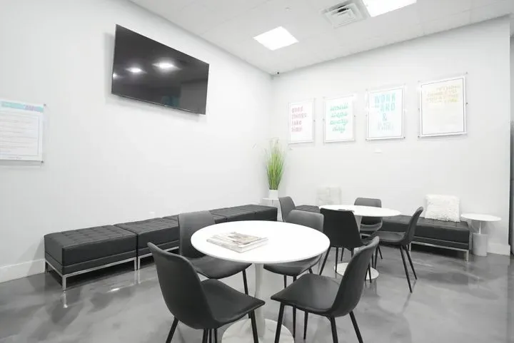 https://cdn.salonspotlight.com/photos/NVIkHTQBK50WC9StAlOP/c7fd8a00-1f8b-43b6-b5c1-dc3b5d15ddf6_720x720
