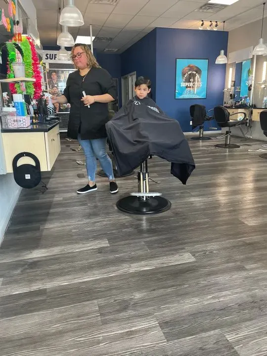 https://cdn.salonspotlight.com/photos/NXeOEJZYTToKm5LGjhdJ/515caefa-7e0c-4f56-b7b7-08438c14edcb_720x720