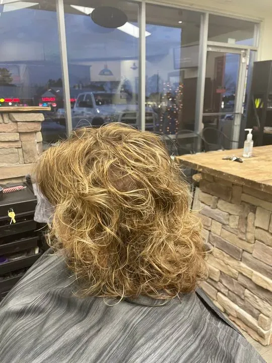 https://cdn.salonspotlight.com/photos/NYnvqnEEeDHcJo0bROTL/86c62663-b02e-48e2-b989-cc913653ed19_720x720