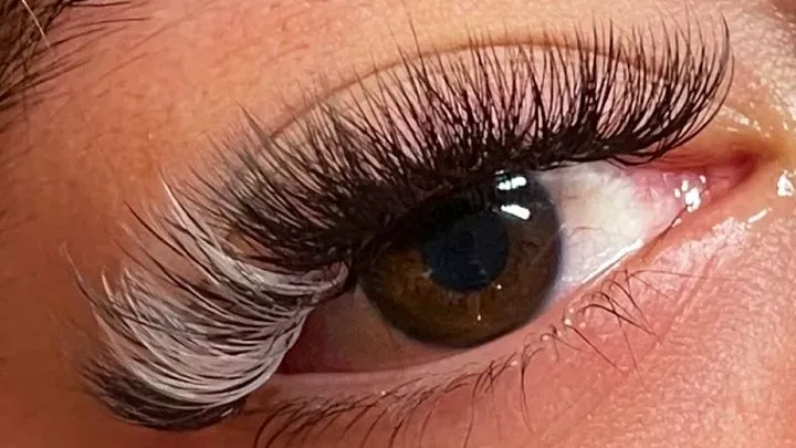https://cdn.salonspotlight.com/photos/Nb72Hdqw4x05uk1y5FLb/da4502d4-1e7b-432a-8332-37f2d8047e76_720x720