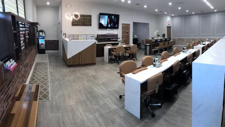 https://cdn.salonspotlight.com/photos/NbBwacf2QmdAzUY8T190/95669507-3f45-4598-90e0-54238e4d8cce_720x720
