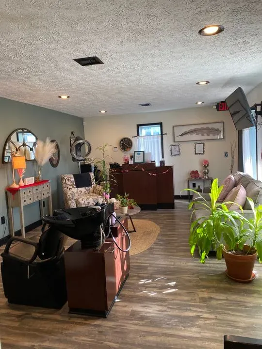 https://cdn.salonspotlight.com/photos/NdncFQH3hF0eupUKzlcj/77f0e87f-3684-4673-828e-52686281eb0a_720x720