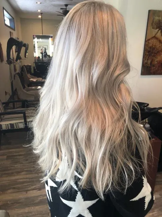 https://cdn.salonspotlight.com/photos/NdncFQH3hF0eupUKzlcj/e0e88cd6-ebbe-4bd7-80a8-165ab5eb0913_720x720