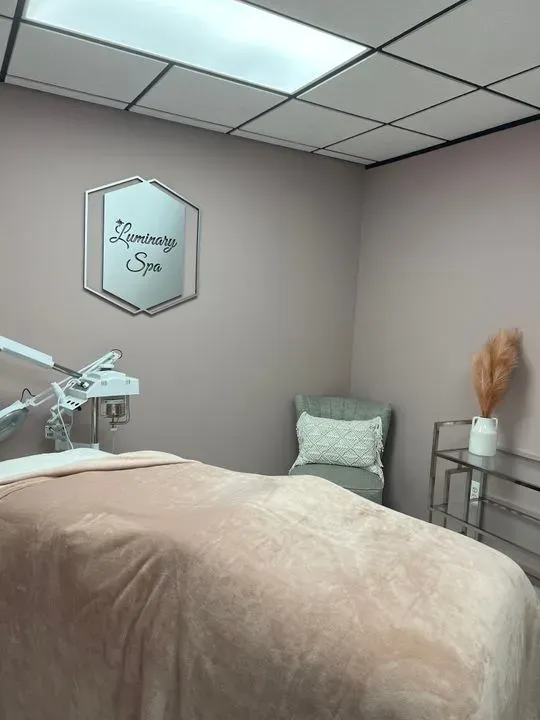 https://cdn.salonspotlight.com/photos/NeBt83Ga5yZMCTGcynSN/d3b47319-b59f-45dd-bbf8-a60c167b3e3b_720x720