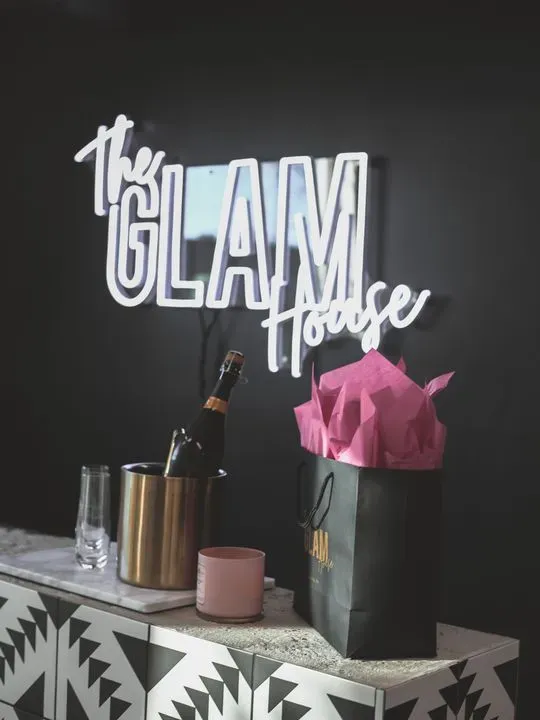 https://cdn.salonspotlight.com/photos/NeLAL4o0nSS1ZBHxyU1E/5d3f0786-3a30-49f6-85cc-a7a747dcb61a_720x720