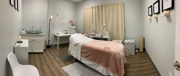 https://cdn.salonspotlight.com/photos/NfRMtnQvAzoSP6fHtRXE/30faf63c-1e3e-44b0-bba9-52bcf019ca66_720x720