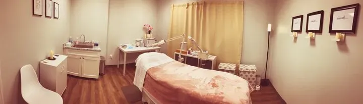 https://cdn.salonspotlight.com/photos/NfRMtnQvAzoSP6fHtRXE/a3b9c6a8-db93-4e22-a2ad-6225bcf3ba85_720x720
