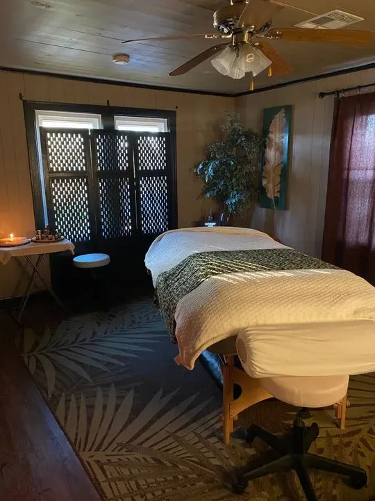 https://cdn.salonspotlight.com/photos/Ngj6G57fvf6QQOp6ZfdS/3e75df09-d448-461d-9084-559043400e20_720x720