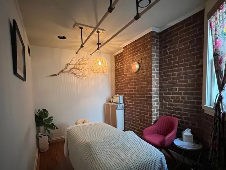 https://cdn.salonspotlight.com/photos/Nhfg54TGFlziDe8fdvgu/631ac408-1bde-49e7-83c3-639941a4086e_720x720