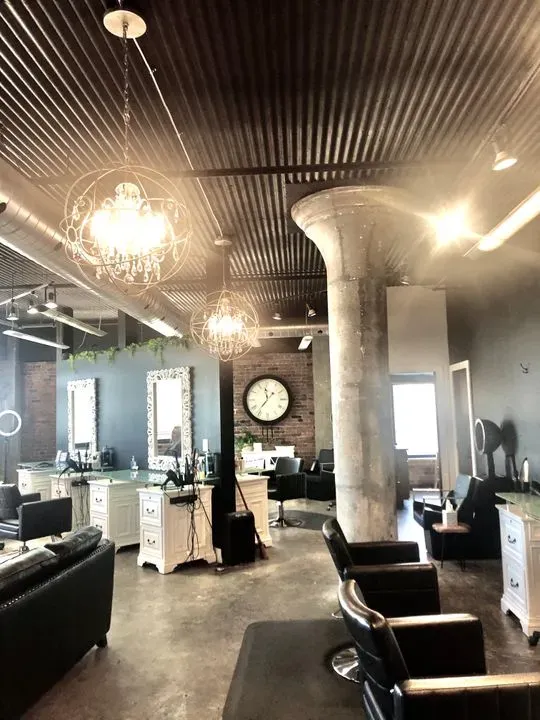 https://cdn.salonspotlight.com/photos/NiQnRlCr5qQfoPrvHJep/7521cc71-73b1-4221-9f90-0b4a5892e75a_720x720